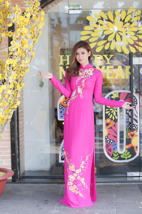 Trương Quỳnh Anh chọn cho mình chiếc áo dài truyền thống màu hồng dịu dàng